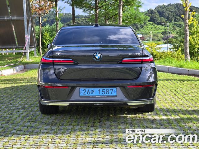 BMW i7 xDrive 60 Design Pure Excellence — пробег 63 835 км — фото 3 из 5